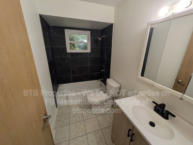 Charming 2-Bedroom Duplex with Modern Comfort at 622 West Laclaire Lane, Peoria! property image