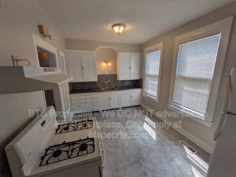 Charming 2-Bedroom Apartment Home on West Barker Avenue - Your Cozy Peoria Haven! property image